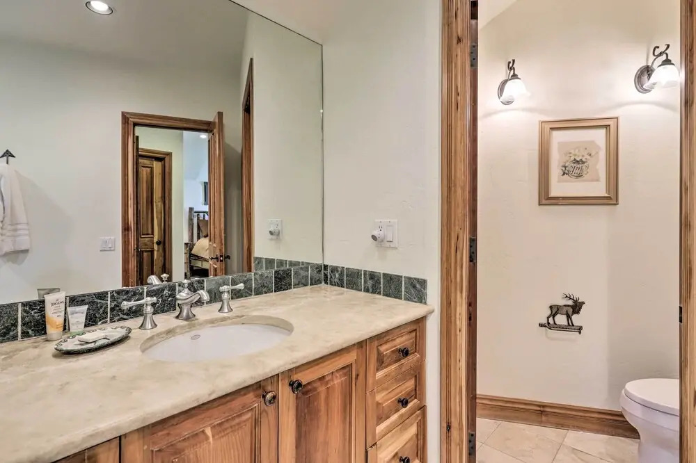 Upscale Ski-in/ski-out Escape w/ Deck + Grill