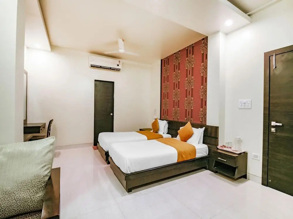 OYO 15349 Hotel Ira Executive