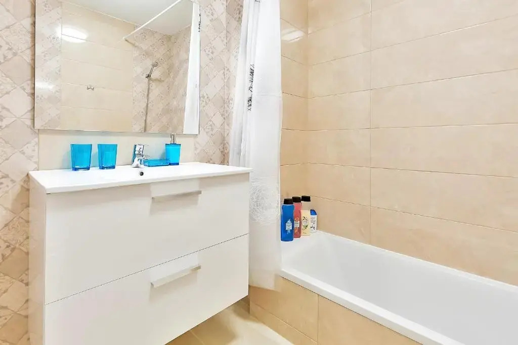 YELLOW 3 bedroom large apartment for 10 guests