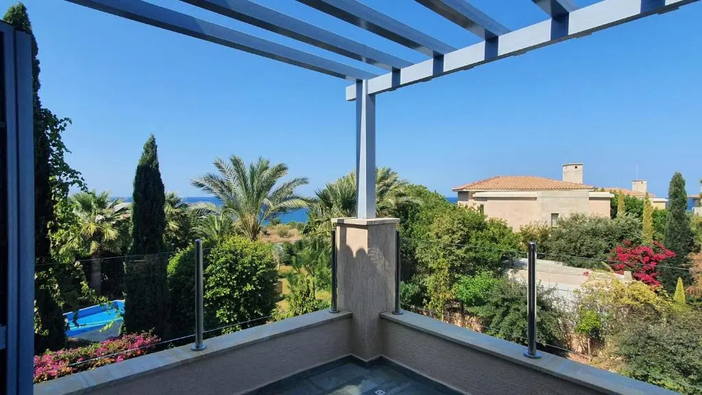 Phaedrus Living: Amorosa 13 Beachside Villa