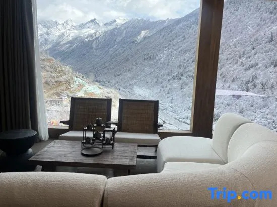 Siguniang Mountain Starry Peak Moonlit Cliff  Retreat（Changping Valley）