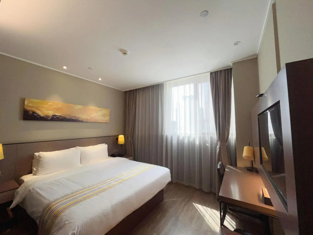 Homeinn Plus Hotel (Shanghai Dishui Lake Port City New World)