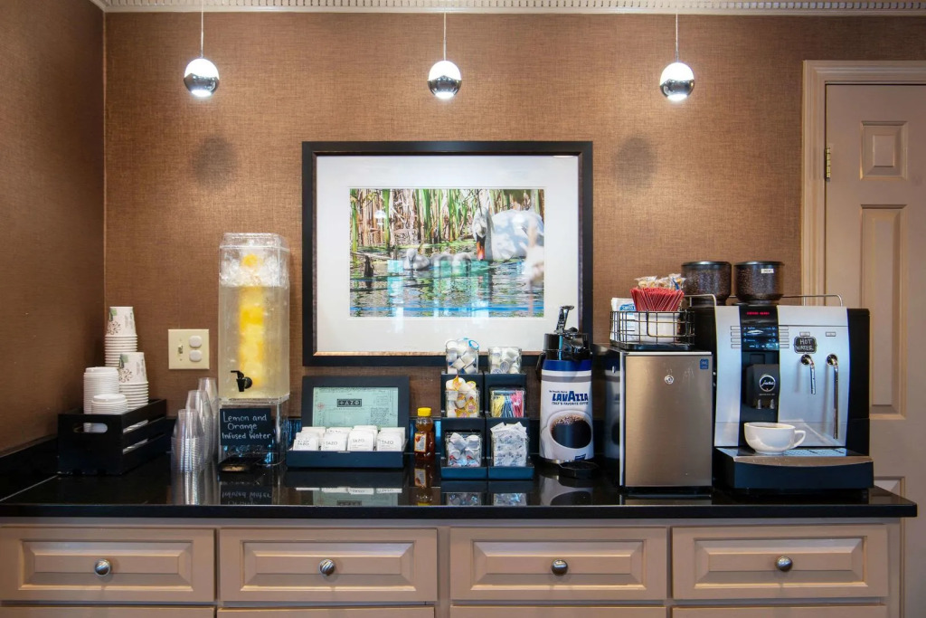 Port Inn and Suites Portsmouth, an Ascend Collection Hotel