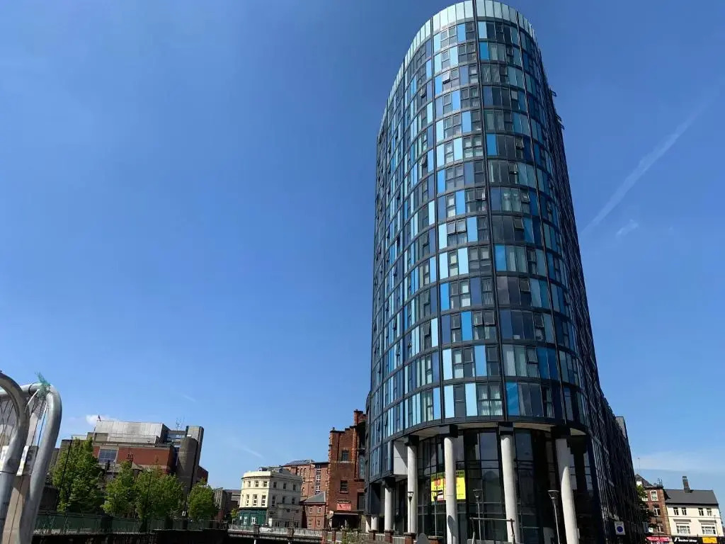 Sleeps up to 6, single beds available with perfect city centre location for work or leisure, Amazing city views!