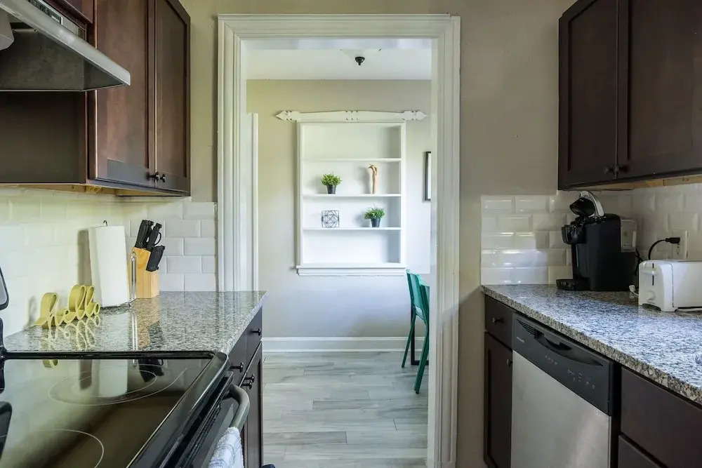 1 BR with Parking next to Bay and Shopping by Frontdesk