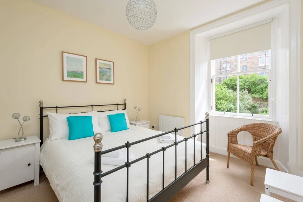 Cosy 1 Bedroom Flat With View of Union Canal