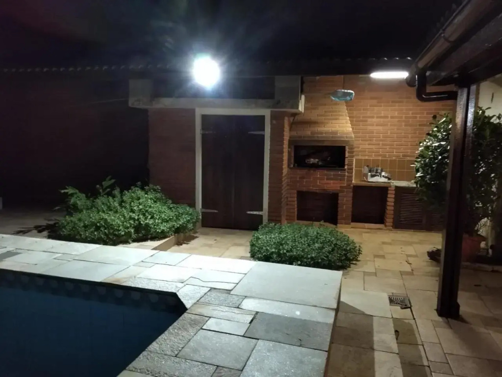 Casa com piscina em condomínio fechado no Guarujá