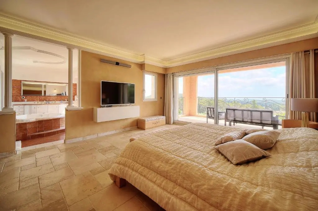 Suites de Prestige JACUZZI SAUNA HAMMAM PISCINE Mougins Cannes Grasse