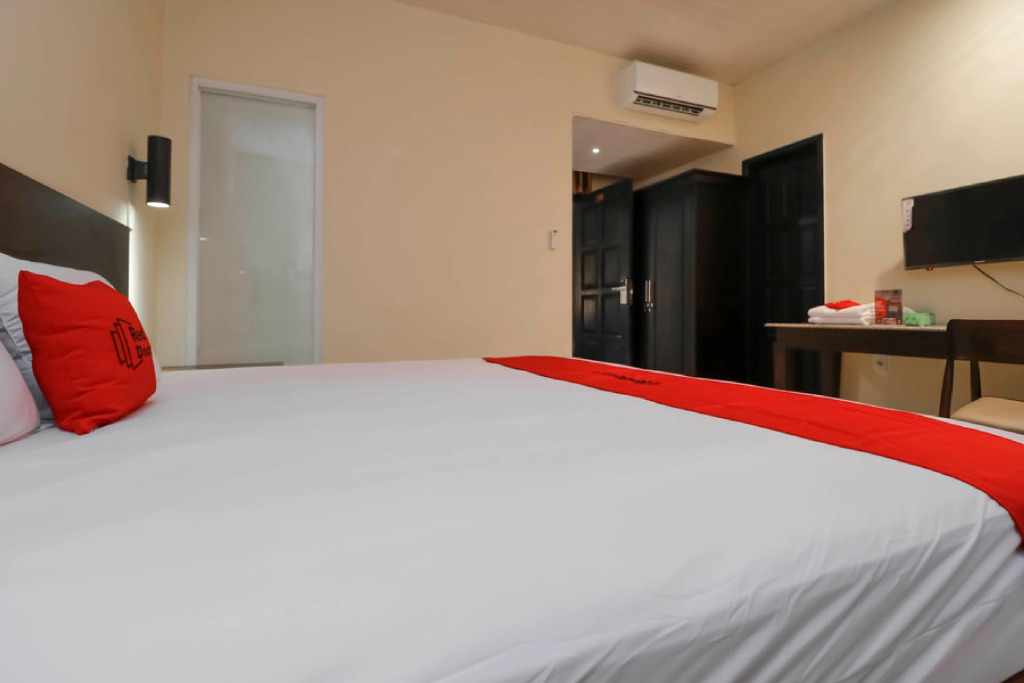 RedDoorz Plus near Halim Perdanakusuma 2
