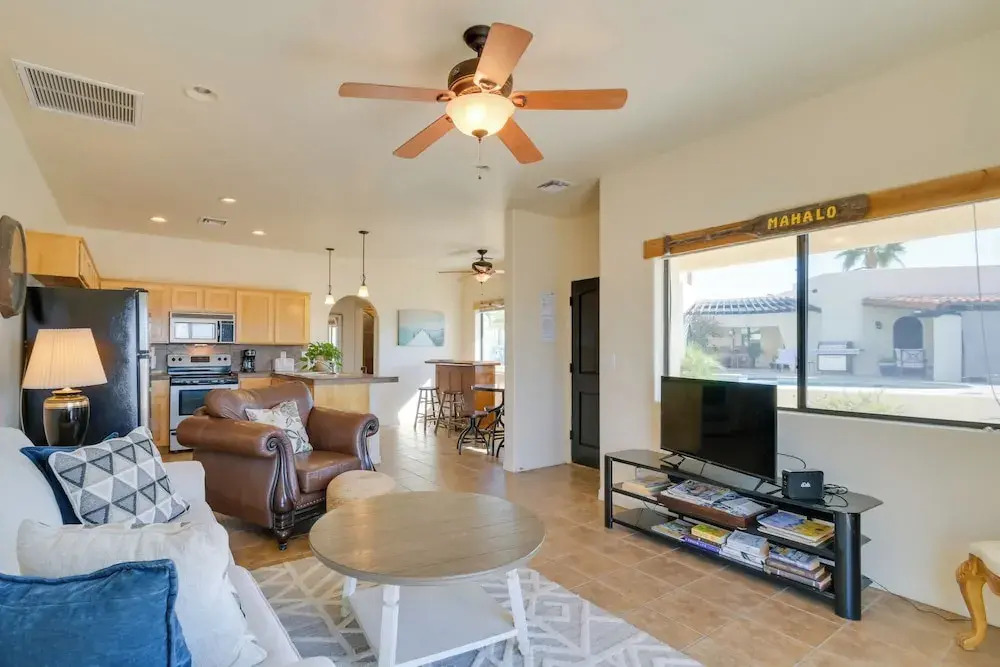5 Mi to Lake Havasu: Bright Cottage w/ Fire Pit!