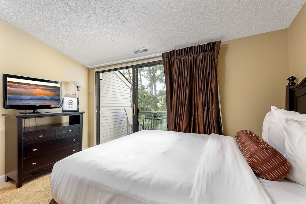 Lake Views at The Shores Great Location 5693