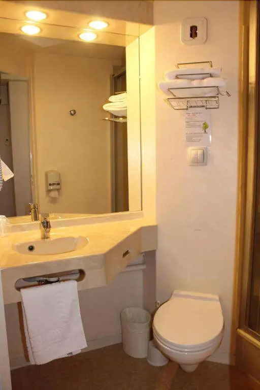 Brit Hotel Les Evens