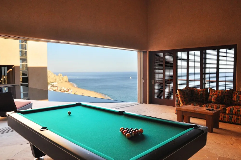 Luxurious Hillside Oceanfront 8 bedroom Villa Bellissima