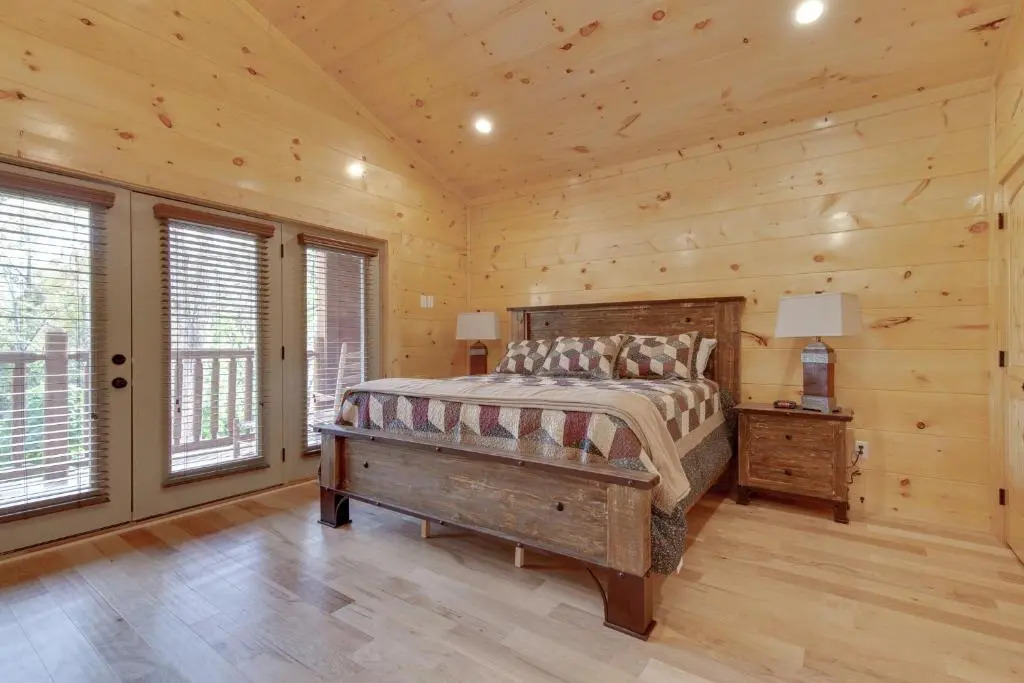 Smoky Mountain Splash, 6 Bedroom, Private Pool, WiFi, Pool Table, Sleeps 18
