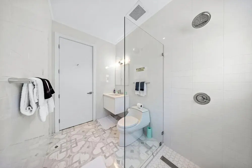 Lux Palm Beach Escape Pool Gym Prime Location