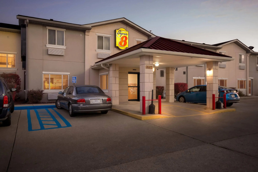 Super 8 by Wyndham Bloomington University Area