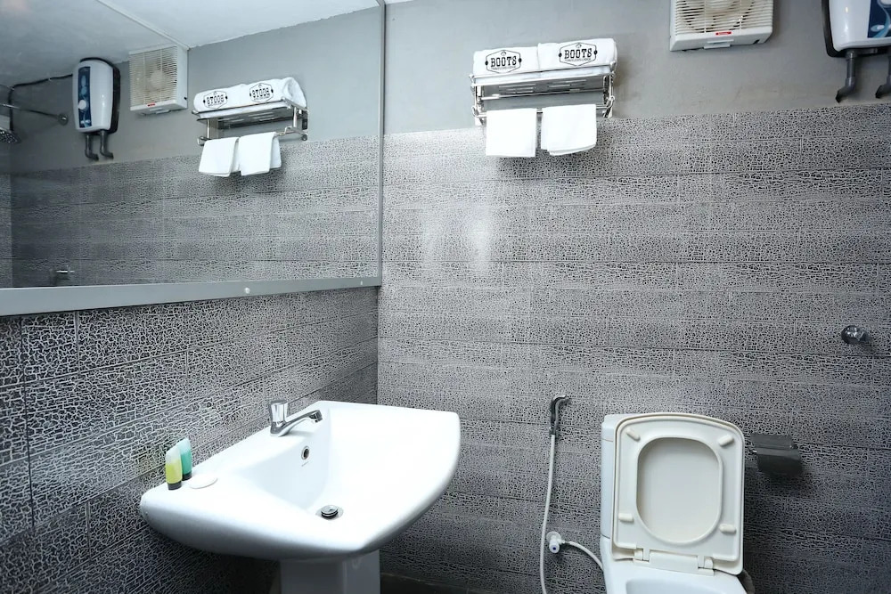 Boots Travelers Lodge