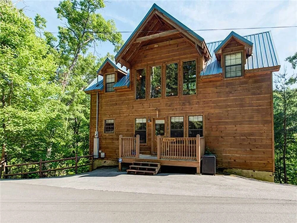 Bear Pause 4 Bedroom Home with Hot Tub