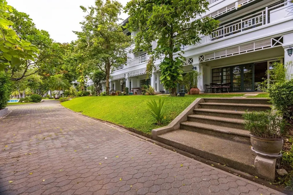 4 BR Townhouse in Great Location BSS