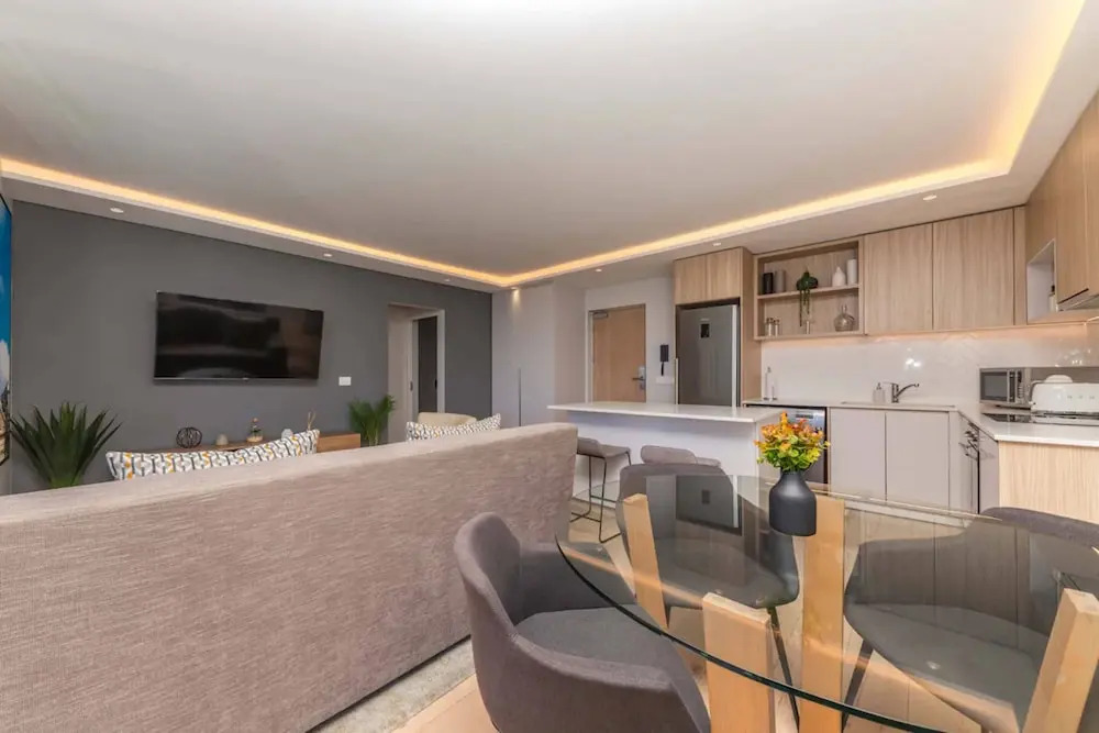 Modern and Bright 1BD APT in Sunny Sea Point