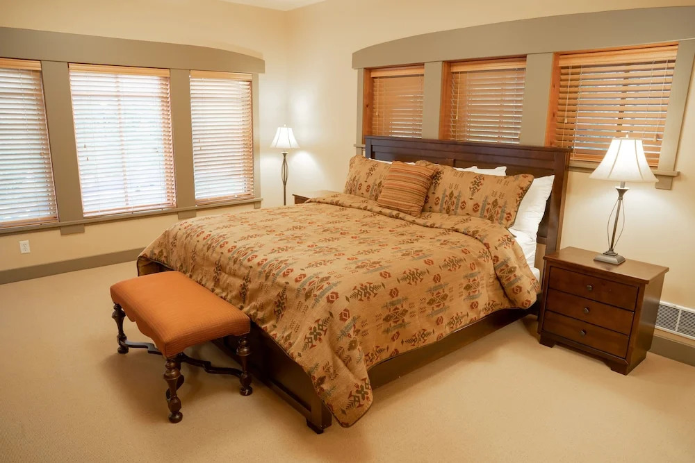 7401- Three Bedroom + Loft + Den Deluxe Crossings Townhomes 3 Condo by RedAwning