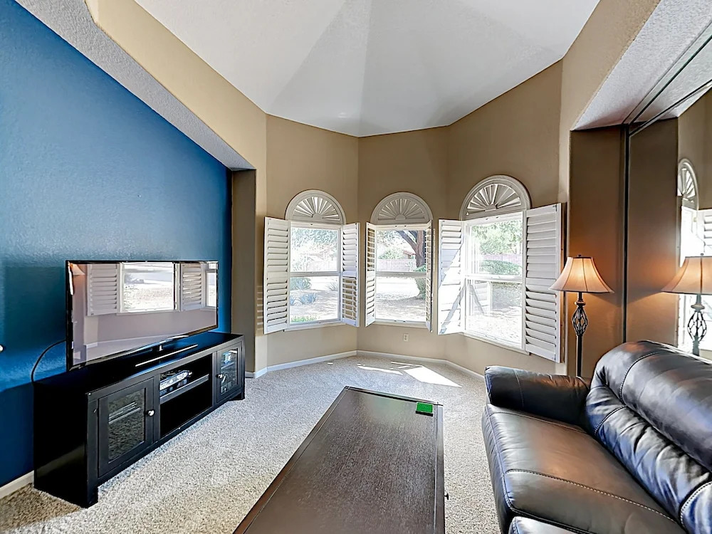 747 Phoenix - 4 Br Home
