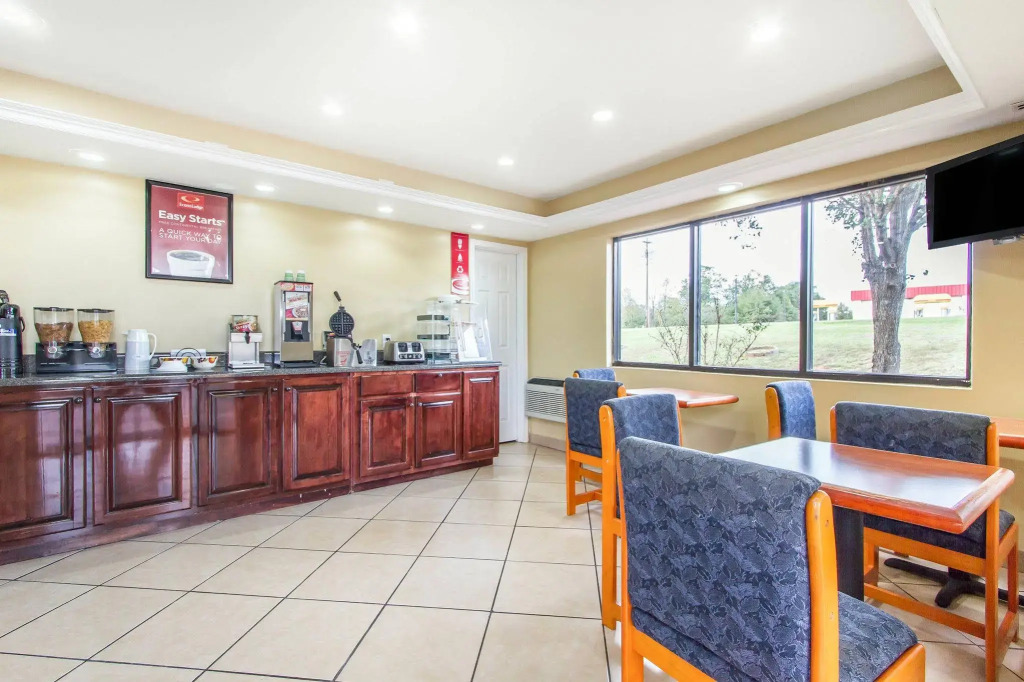 Econo Lodge Inn & Suites Evergreen
