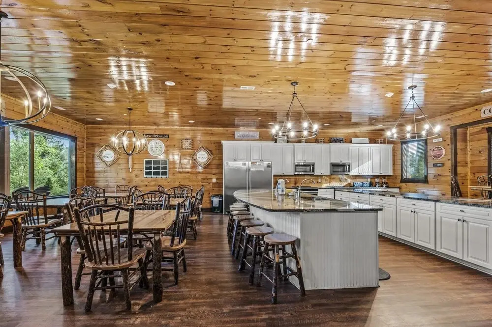 The Big Oak Lodge 16 Bedroom Home by Redawning