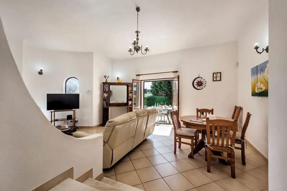 Exclusive Retreat in Vilamoura, Private Pool, Off-street Parking, Free AC & Wifi