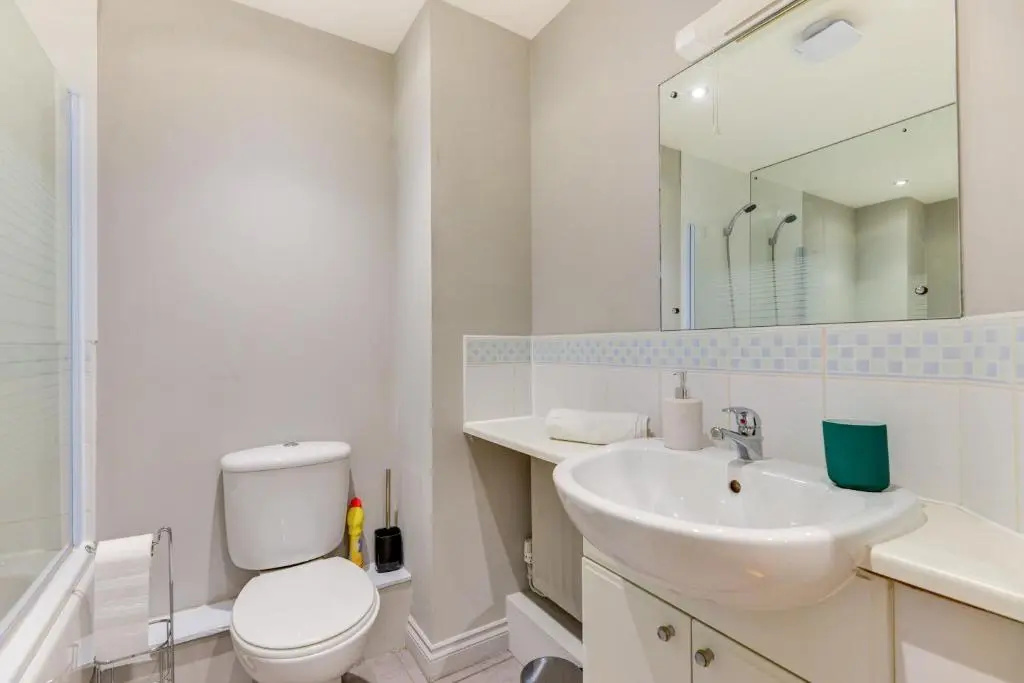Comfortable ground floor flat sleeps up to 4 with private parking by Sussex Short Lets