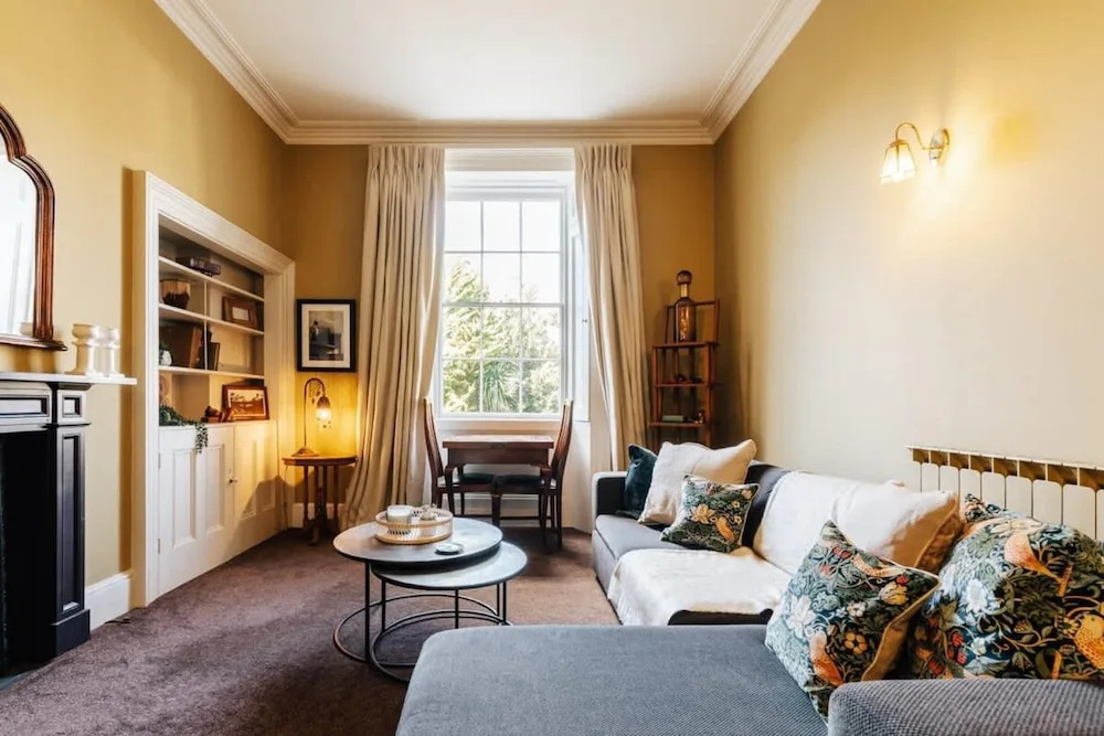 Central Townhouse with Garden & Free Parking