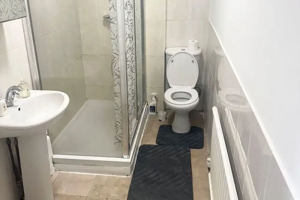 Central 4 Bed House - Sleeps 8 & Free Parking