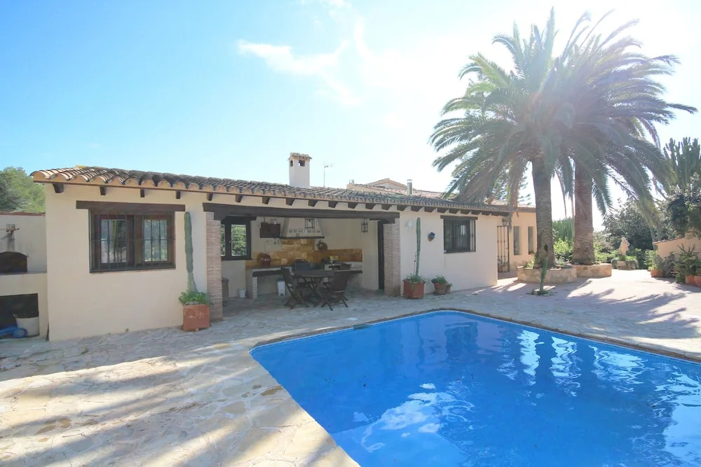 Private & Luxurious Villa With Pool - Lots of Space & Short Walk to the Sea