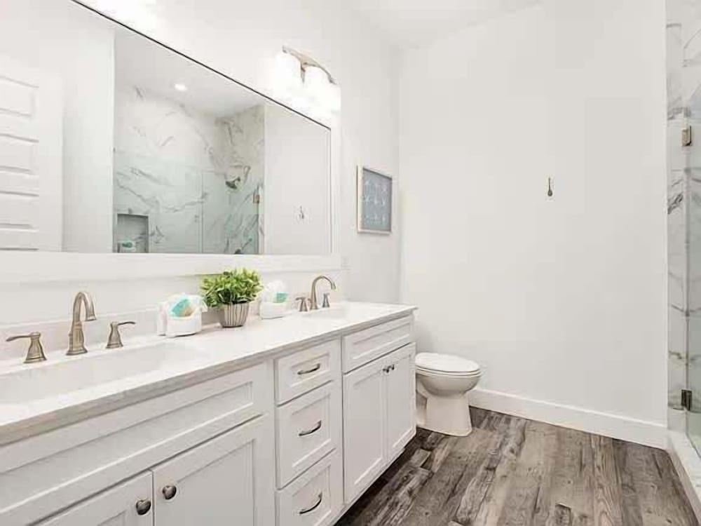Costal Style 3-story W 7BR and Near the Beach