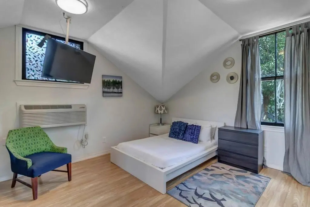 Comfy studio - stylish yet budget friendly!