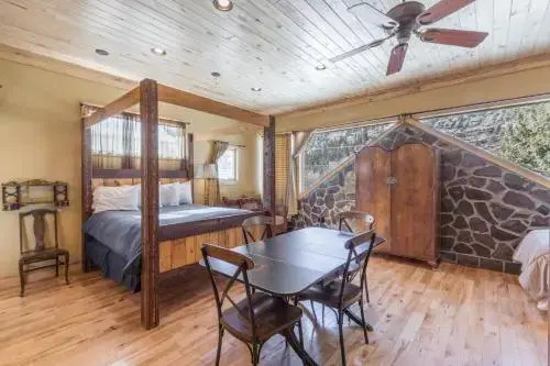 Lotus Mountain Suites West Suite