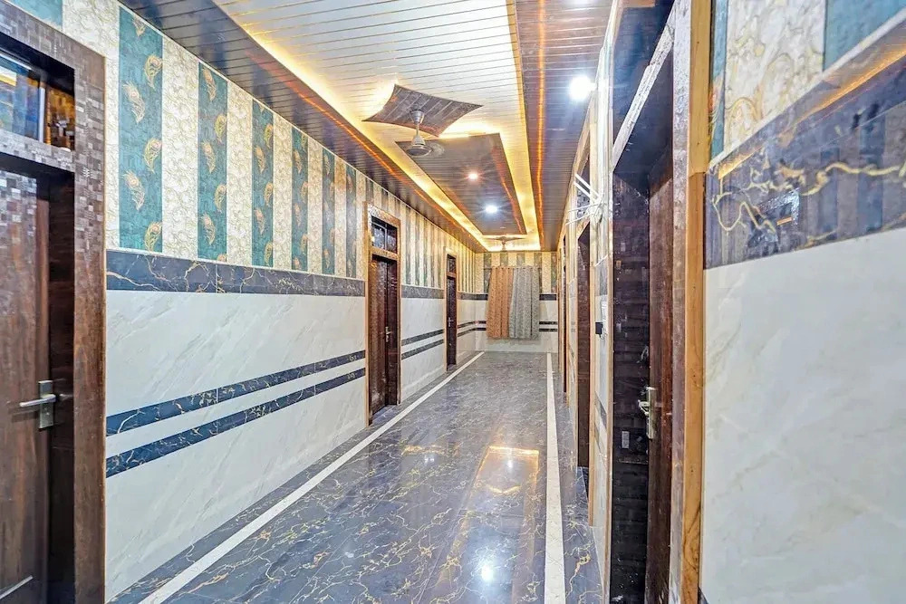 Fabhotel Radha Palace
