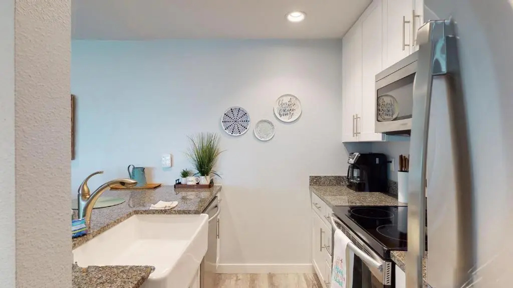 AH-F223 New 2nd Floor Condo, Close to PoolHot Tub, Near Marina & Ferry