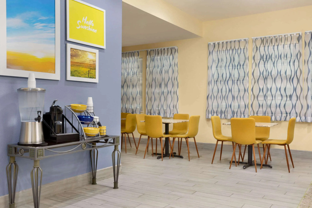 Days Inn & Suites by Wyndham DFW Airport South-Euless