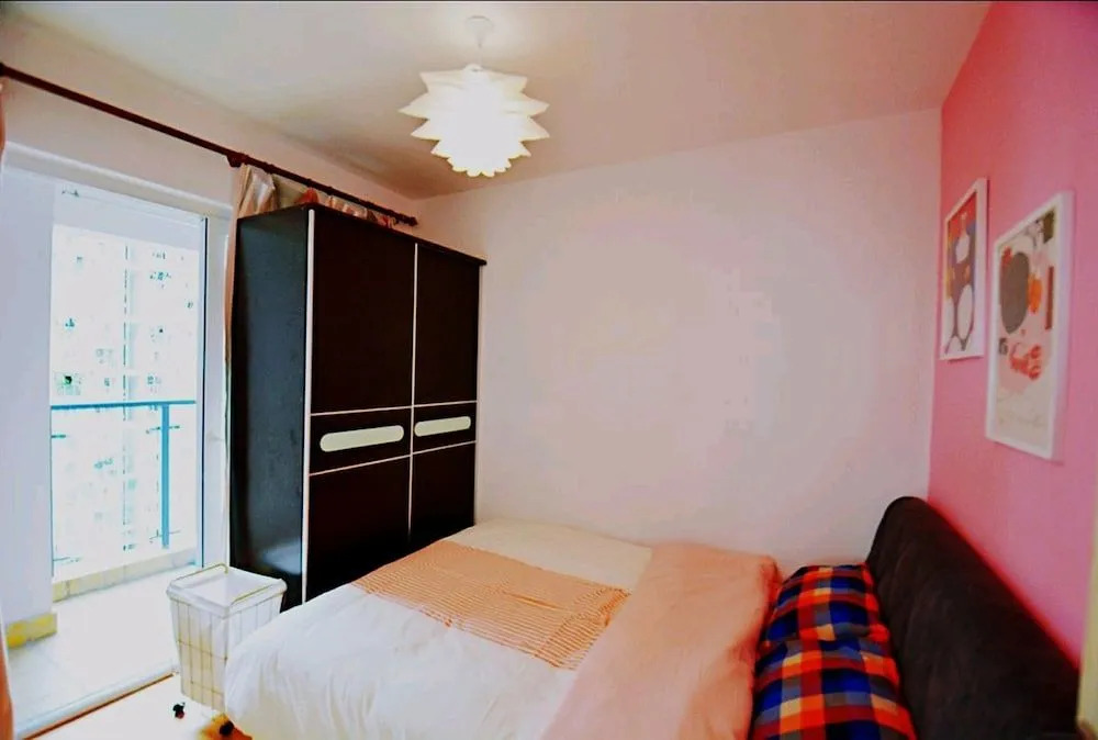 Avatar Gallery Large Queen Bed & High Rise View