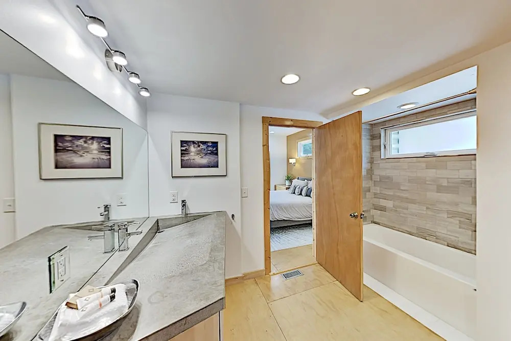 The Lime House W/ 2 Kitchens & Large Fenced Yard 4 Bedroom Home