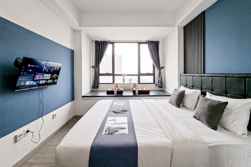 Stylish Blue And Strategic Studio At Apartment Collins Boulevard