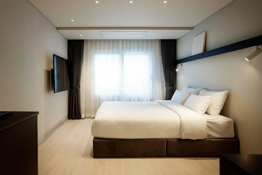 The Connoisseur Residence Hotel