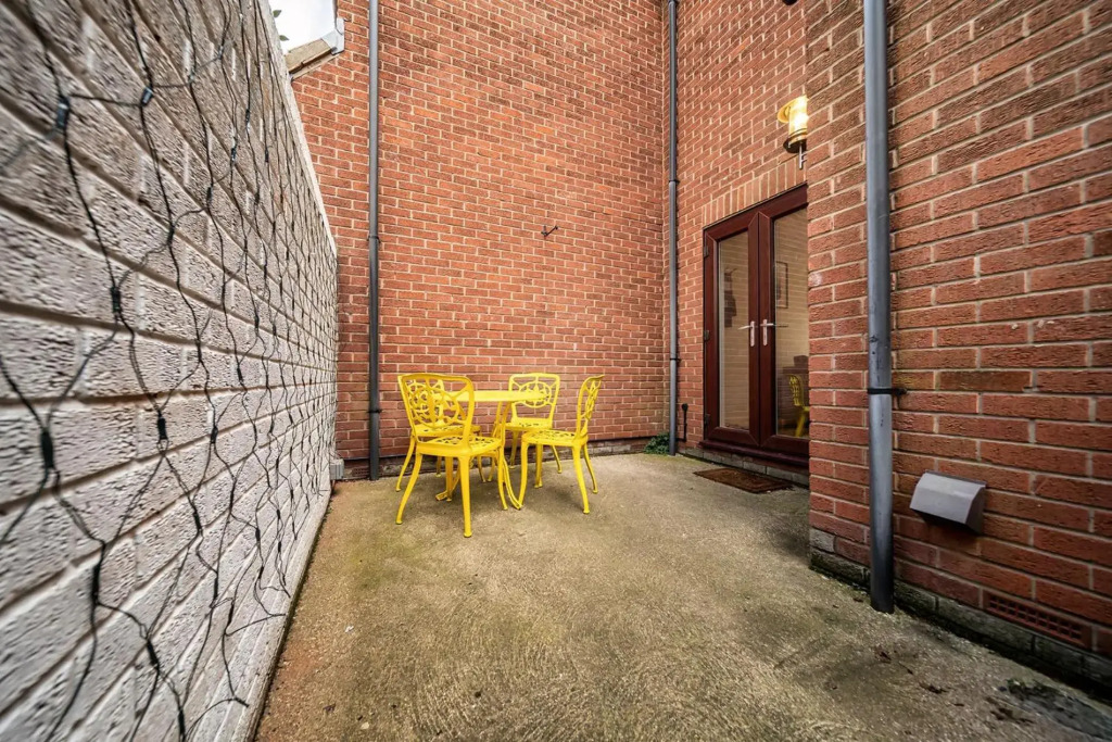 Charming & Central Apt w/ Garden & Free Parking