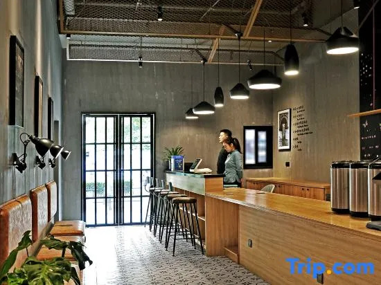 Longyang Business Hotel