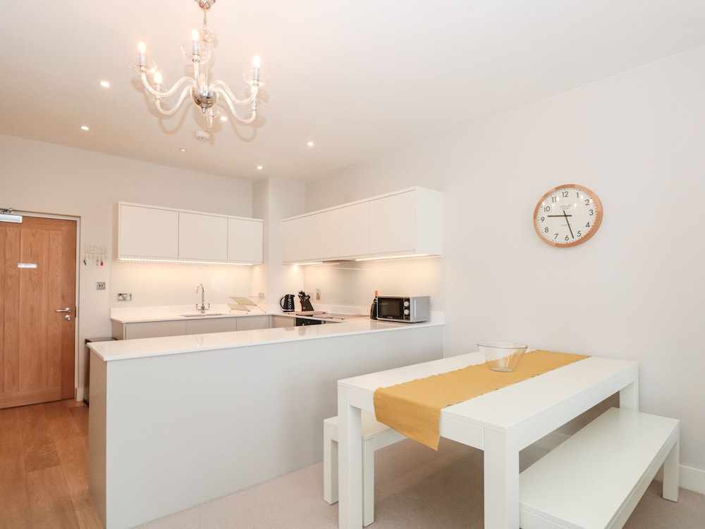 2 The Manor House, Hillfield Village
