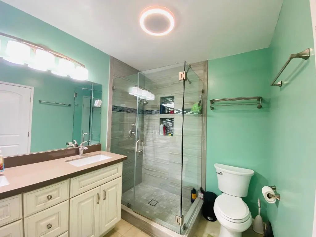 Costa Mesa Homestay - Private Rooms with 2 Shared Baths and Hosts Onsite