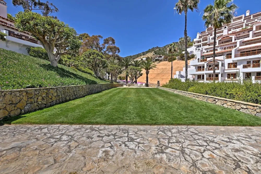 Ocean-view Hamilton Cove Penthouse W/ Pool & Gym 1 Bedroom Villa