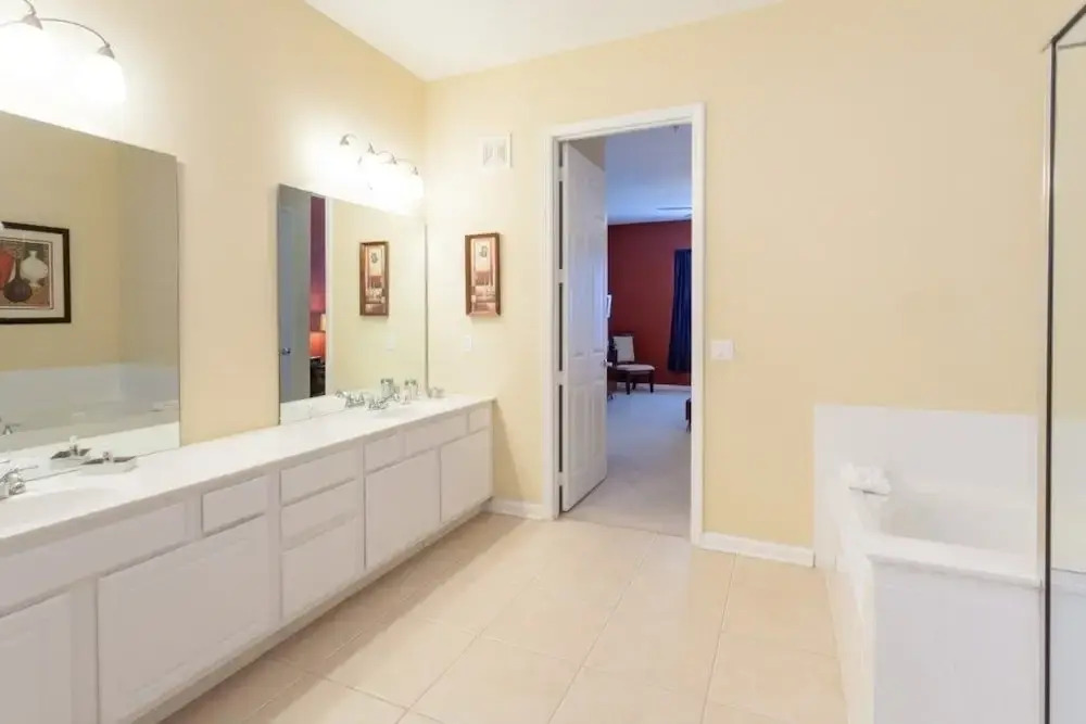 3 Bed 2 Bath Premium Lakeview l 1006