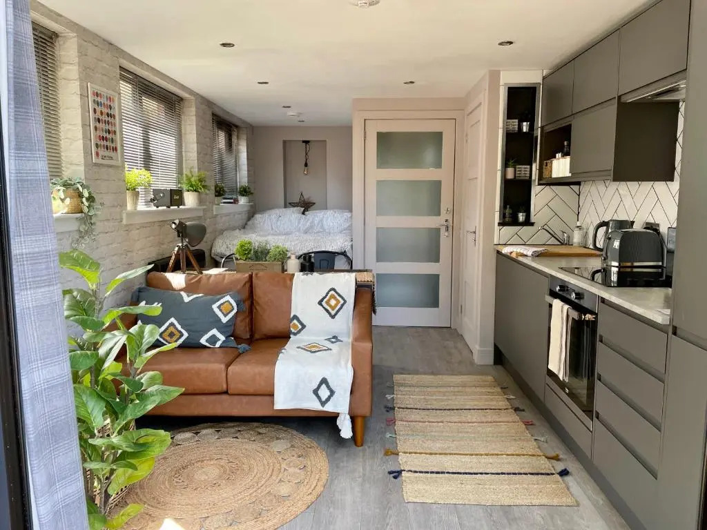 Stylish, Central Studio with Kitchen & Large Deck